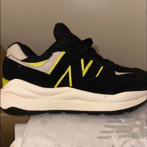 Brand NEW 7.5 Women’s New balance Sneakers